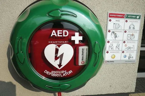 Automatyczny Defibrylator Zewnętrzny (AED) – urządzenie, które ratuje życie
